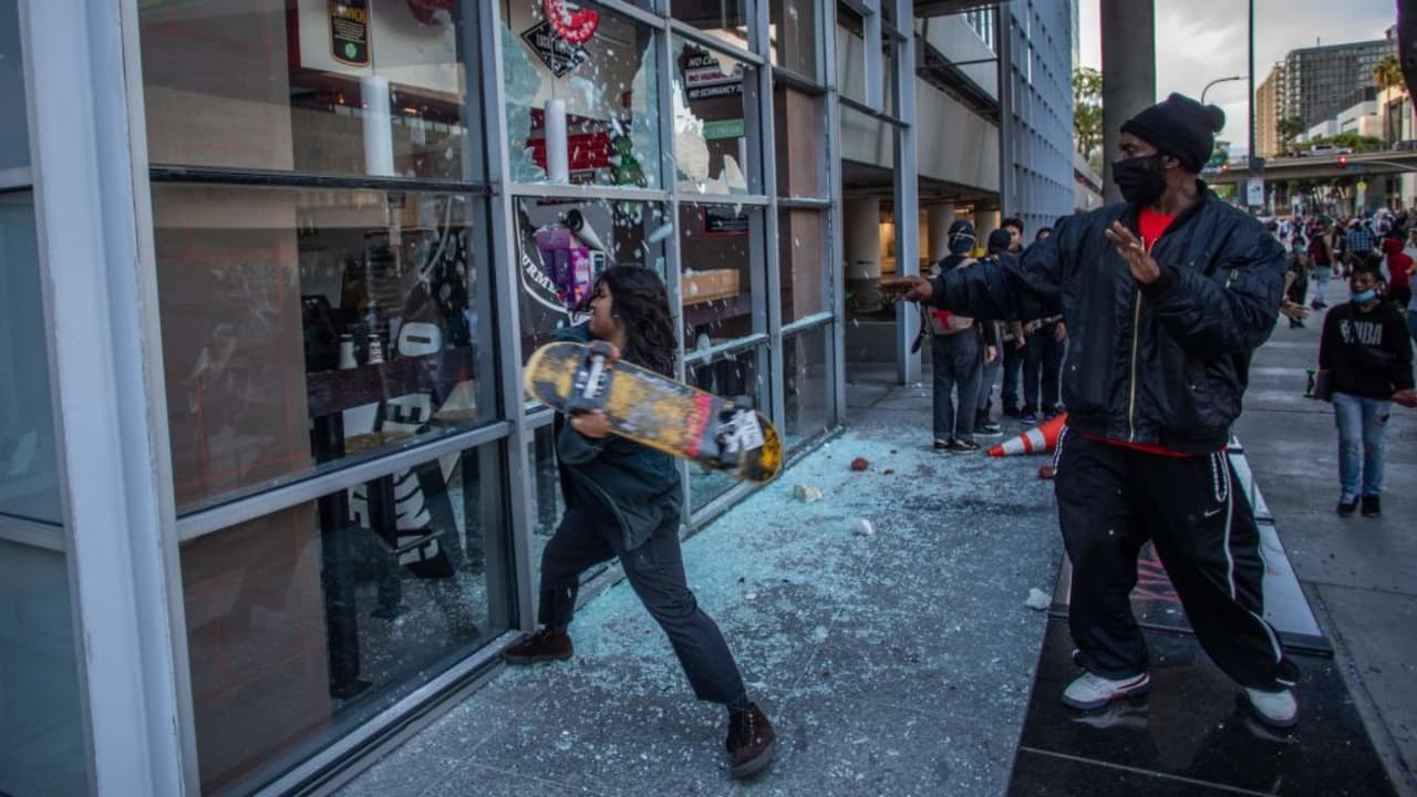 Hasta 10,000 dólares entregaron las autoridades por datos que permitieron dar con el arresto de las personas señaladas de cometer robos, saqueos, vandalismo, asaltos, incendios y agresiones contra policías durante las manifestaciones en contra del racismo en varias ciudades del sur de California.