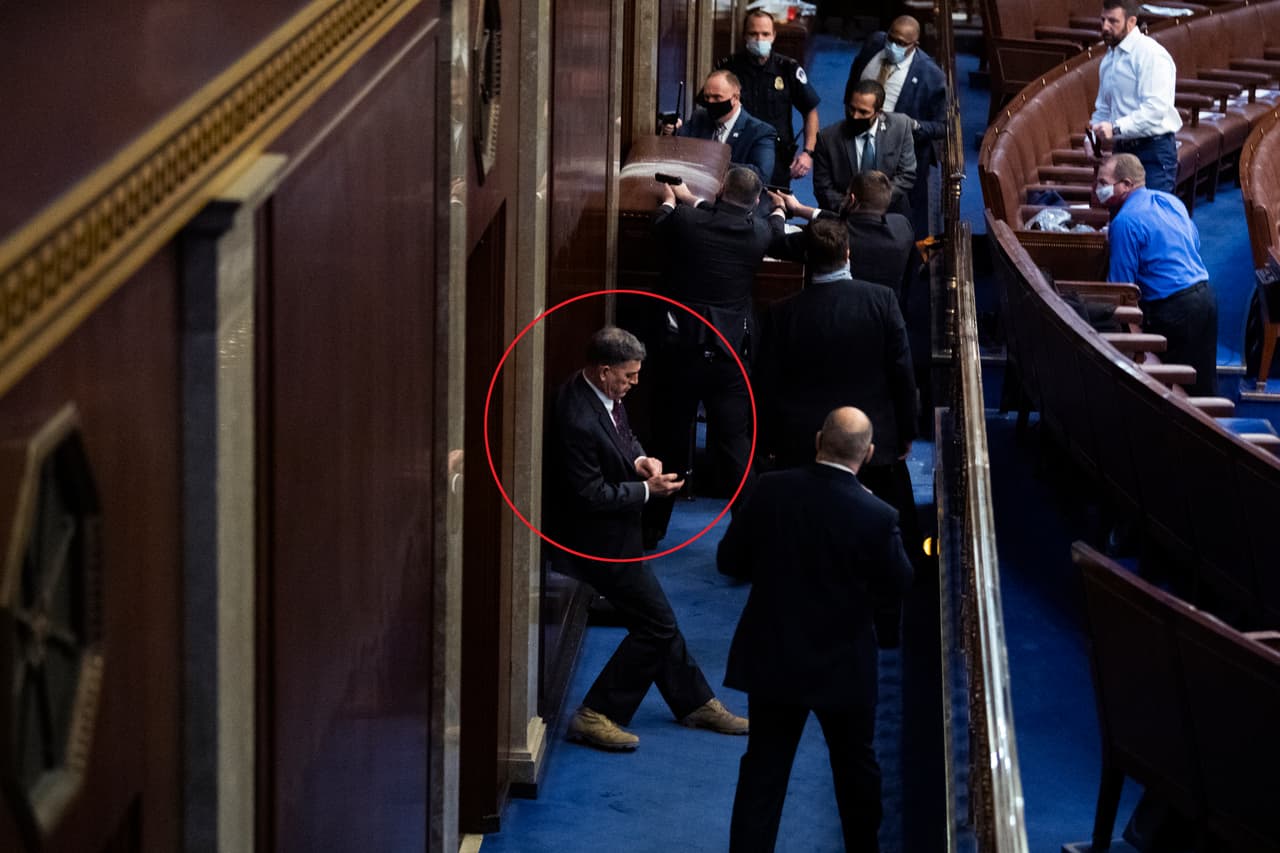 El representant por Georgia junto a la puerta bloqueada por la policía del Congreso.
