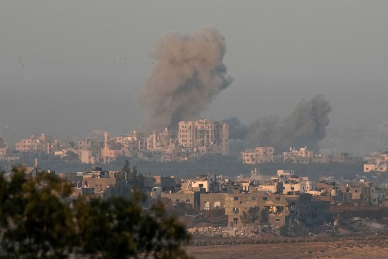 Israel amplía sus órdenes de evacuación y lleva su ofensiva al sur de Gaza con fuertes bombardeos