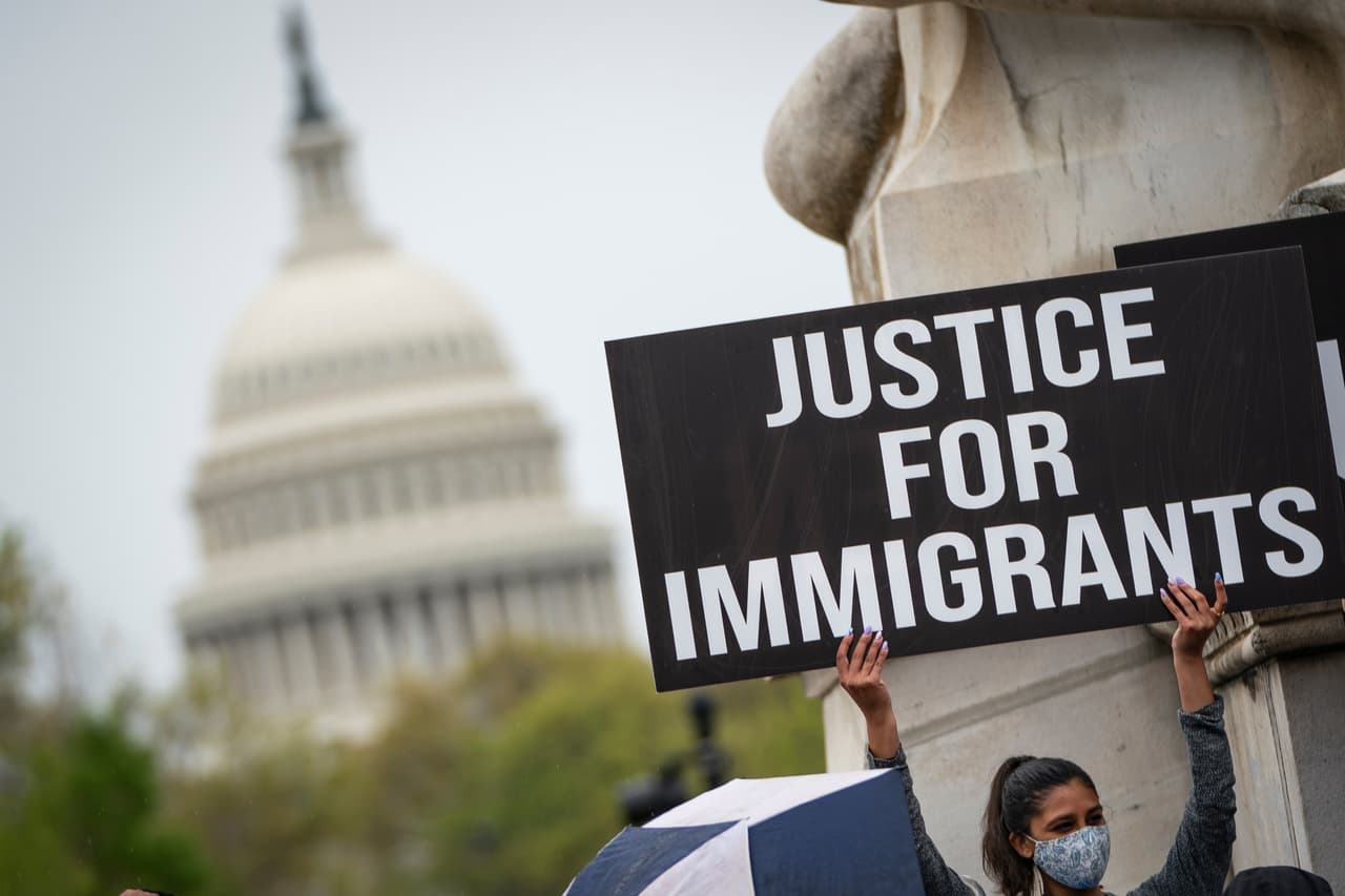 Más de 700 líderes electos piden a Biden y al Congreso la ciudadanía para indocumentados