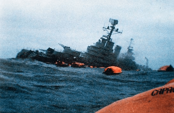 El Belgrano fue hundido el 2 de mayo de 1082 por un submarino británico, pese a que se hallaba fuera de la zona de exclusión que había establecido la Armada Real en torno a las islas y que se alejaba en dirección a la costa argentina, por lo que algunos consideraban que no representaba peligro para las fuerzas británicas.