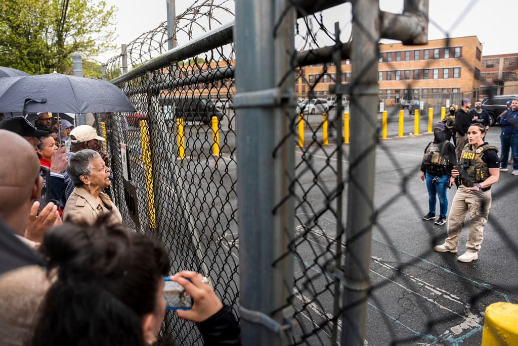 La imagen capta el momento en que la representante Bonnie Watson Coleman intentaba que los agentes de ICE la dejaran entrar al centro, sin lograrlo.
<br>
<br>Por escrito, el DHS informó que cuentan con todos los permisos y las inspecciones.