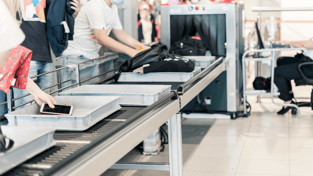 <h2 class="cms-H2-H2">Sin una REAL ID, advierten retrasos </h2>
<br>
<br>En su página web, la Administración de Seguridad en el Transporte (TSA) explica lo siguiente: “Los pasajeros que aún no tengan su REAL ID u otra identificación válida por la TSA podrían sufrir retrasos, revisiones adicionales y la posibilidad de que no se les permita el acceso al control de seguridad. Esto incluye a los pasajeros de TSA PreCheck.”