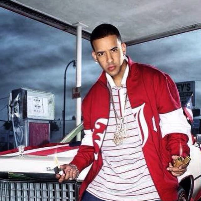 Los momentos de lujuria de Daddy Yankee aparecen con un 
<b>Cadillac Coupé De Ville de 1977</b> con carrocería convertible. En sitios de venta se puede comprar la versión coupé, por un precio de entre 5,000 y 13,000 dólares.