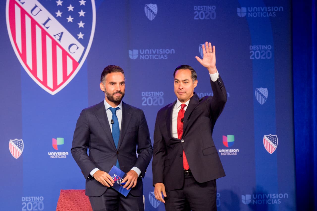 El primer candidato en subir al escenario fue Julián Castro. Cada aspirante respondió preguntas durante media hora, y resumieron algunos de sus planes. Enrique Acevedo hizo las preguntas en español, las repitió en inglés y trataron sobre educación, salud, trabajo, inmigración y cambio climático. "¿Qué tipo de país queremos ser?¿Seguiremos seguir siendo ese país?¿O vamos a retroceder?", se preguntó Castro en su presentación inicial.
