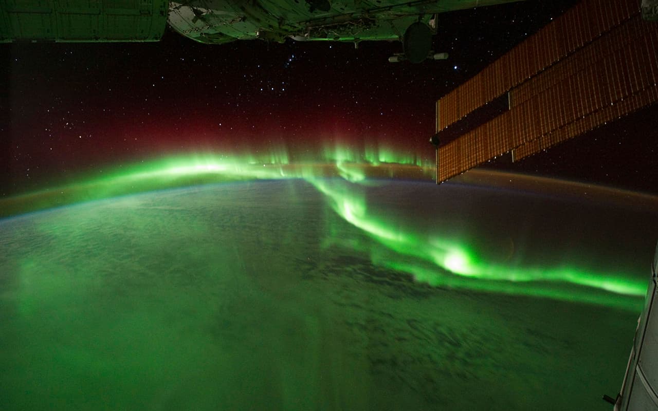 <b>Fuego en el cielo y en la tierra. </b>Esta es la aurora austral, o "luces del sur", en el Océano Índico el 17 de septiembre de 2011. "Estos espectáculos de luces son provocados por energía del Sol y alimentados por partículas cargadas eléctricamente atrapadas en el campo magnético de la Tierra... En este caso, el espacio alrededor de la Tierra se agitó por una explosión de gas caliente del Sol... que salió del Sol el 14 de septiembre de 2011", señala la 
<b><a href="https://earthobservatory.nasa.gov/images/52287/fire-in-the-sky-and-on-the-ground" target="_blank">NASA</a></b>. 
<br>