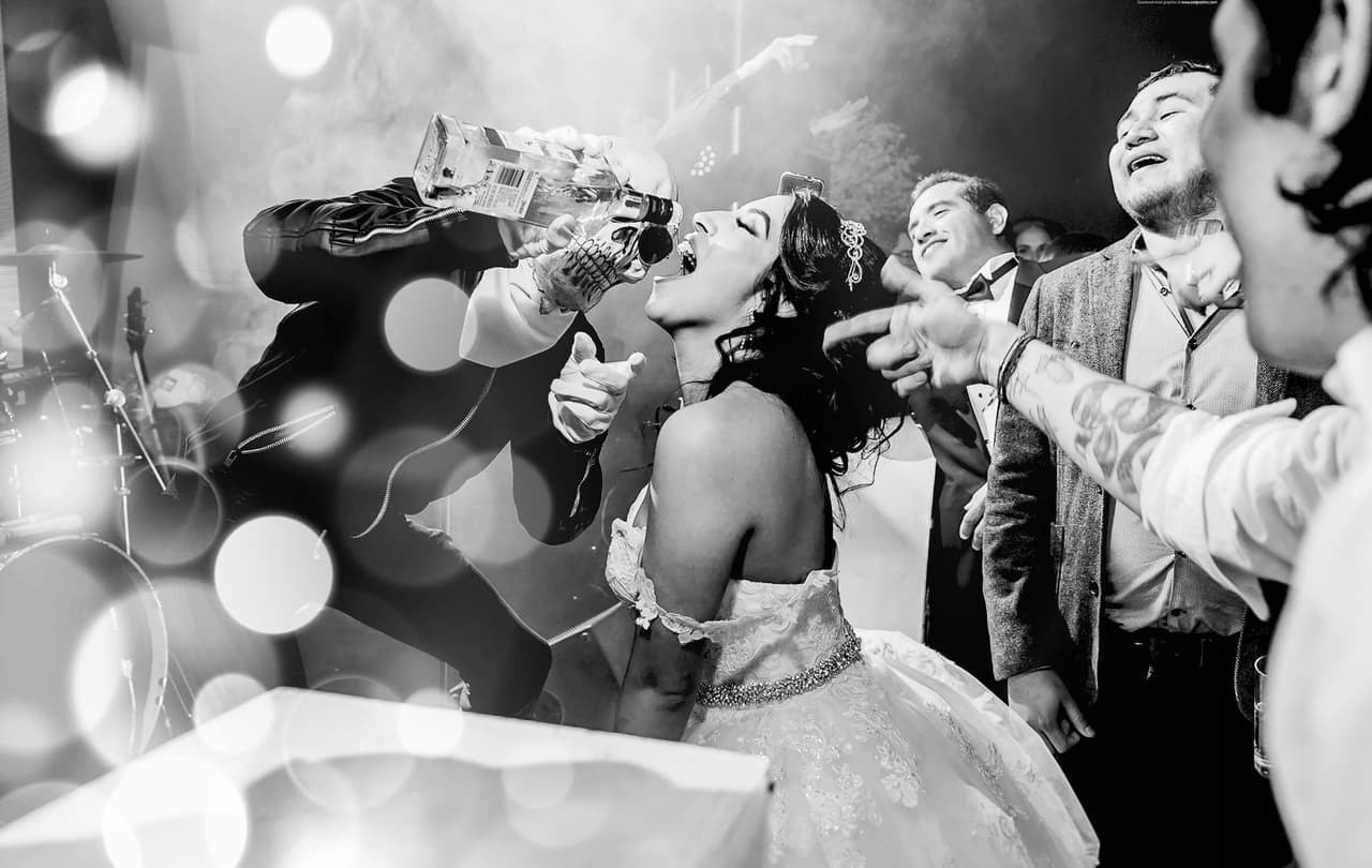 Otra finalista en la categoría ‘fiesta nupcial’, hombre enmascarado que sirve un trago directo en la boca de la novia,