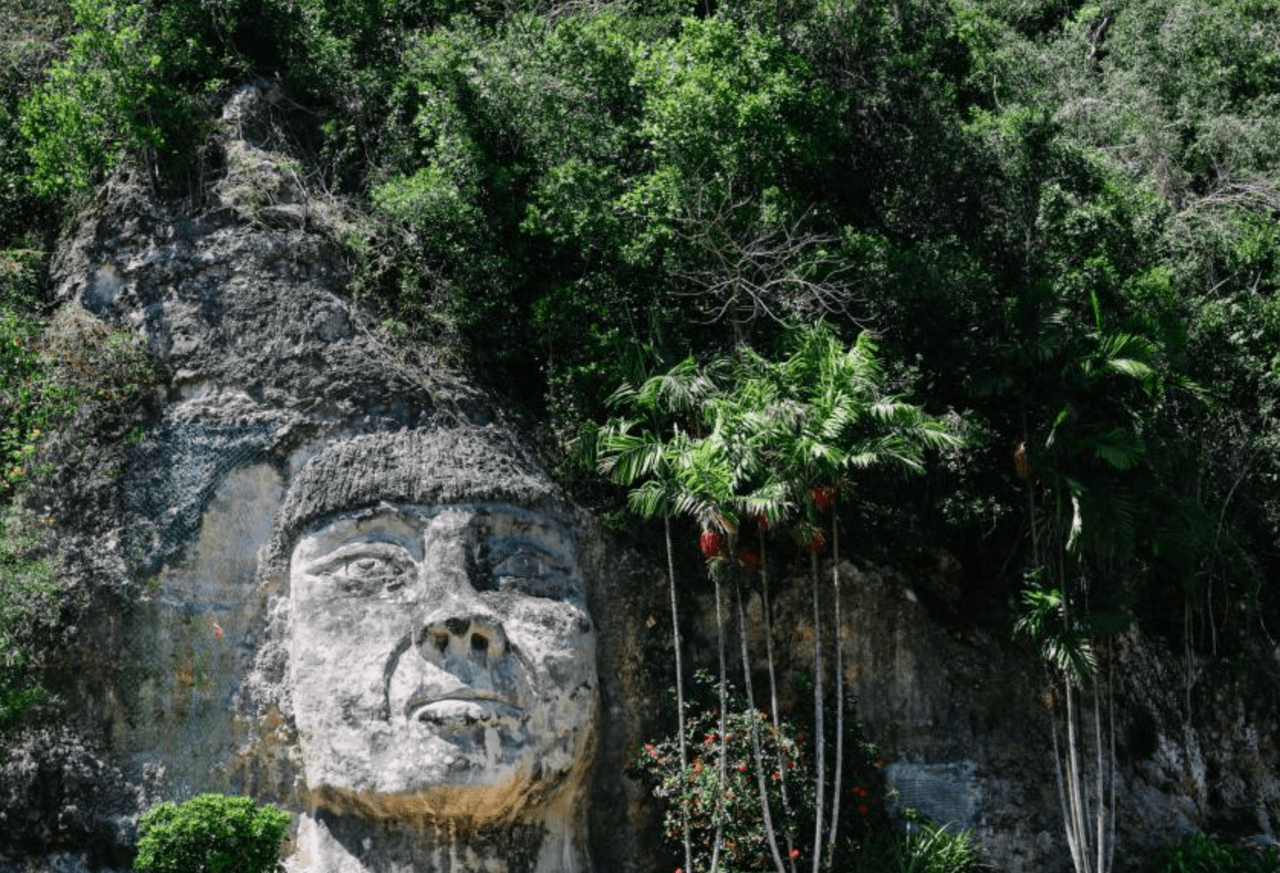 <a href="https://www.puertoricotravelguide.com/cara-del-indio-mabodomaca/" target="_blank">Monumento del Cacique Mabodamaca</a> 
<br>