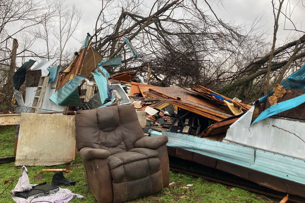 El tornado que azotó el sureste de Missouri atravesó un área rural del condado de Bollinger, a unos 80 kilómetros (50 millas) al sur de St. Louis, informó el sargento Clark Parrott, de la Patrulla de Caminos del Estado de Missouri.