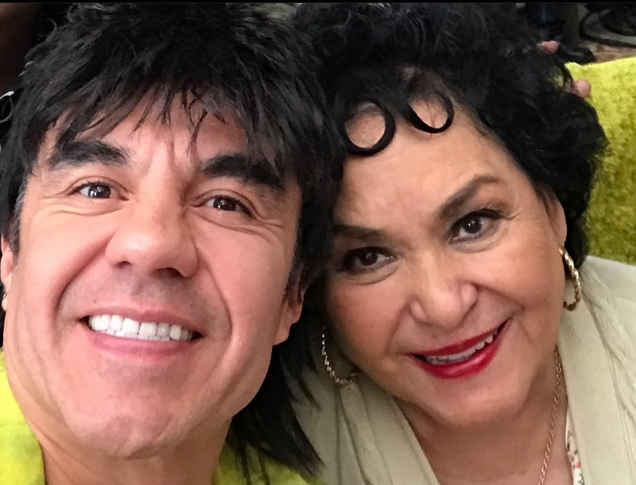 El actor y comediante 
<b>Adrián Uribe</b>, también conocido como ‘El Vítor’, compartió infinidad de momentos con 
<b>Carmen Salinas</b> en la serie ‘Nosotros los Guapos’, comedia en la que la primera actriz interpretó a ‘
<b>Doña Cuca</b>’. 
<br>