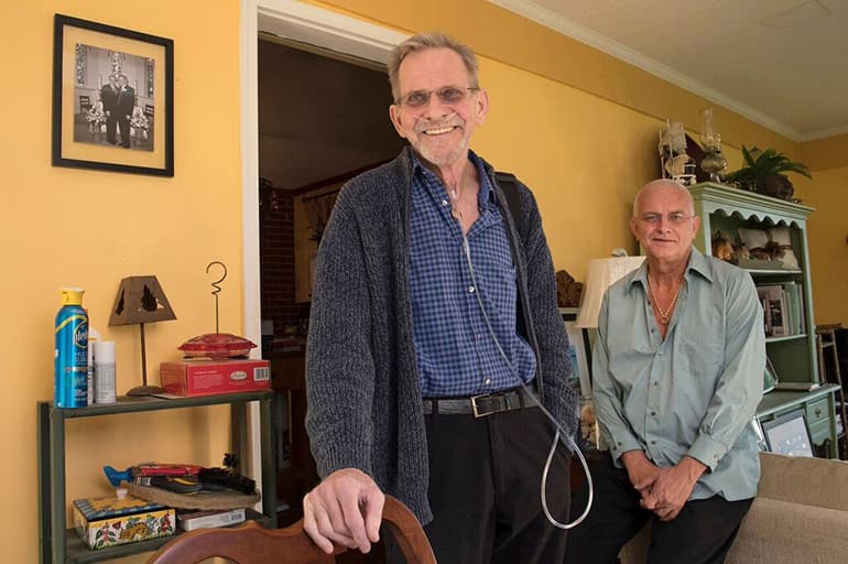 Bruce Mead-e, a la izquierda, y su esposo, Chuck Mead-e, de 60 años, tuvieron una reunión con un pastor que enfatizó el lado positivo de las cosas. "Me ayudó a sentirme esperanzado", dice Bruce.