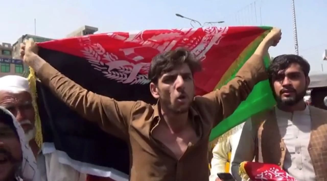 Un hombre sostiene la bandera de Afganistán durante una protesta contra el talibán en Jalalabad, el 18 de agosto. Militantes talibanes atacaron a los manifestantes en el este de Afganistán que se atrevieron a quitar la bandera blanco y negro del grupo y reemplazarla con la bandera tricolor del país. 
<br>
<br>Al menos una persona murió en la refriega que alimentó los temores sobre cómo los insurgentes mantendrán el poder por la fuerza en esta nación. 
<br>