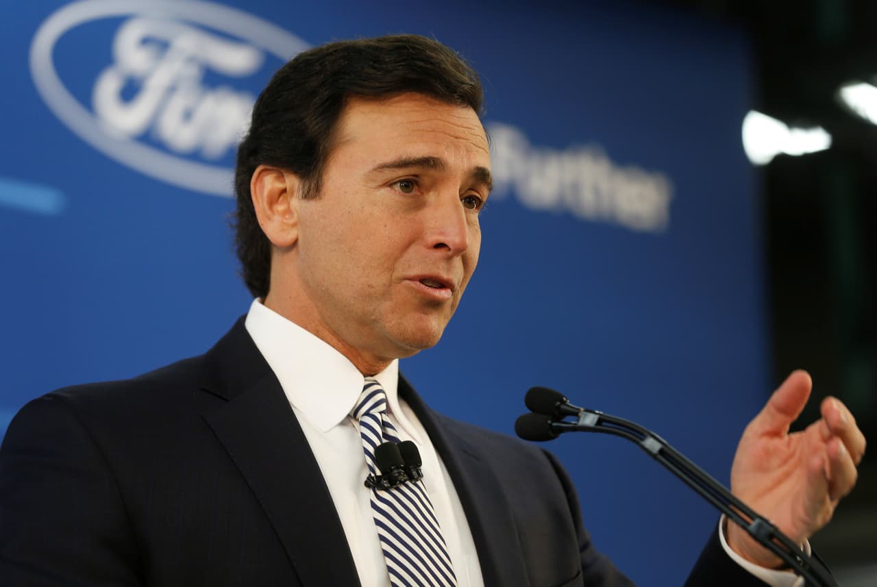 El presidente ejecutivo de Ford, Mark Fields, dijo que el cambio de estrategia no tiene que ver con la amenaza de Trump y que mantienen sus planes de trasladar la producción del nuevo Focus sedán a México, pero para ser ensamblado en una planta que ya existe en Hermosillo. (Foto de Rebecca Cook/Reuters)
<br>