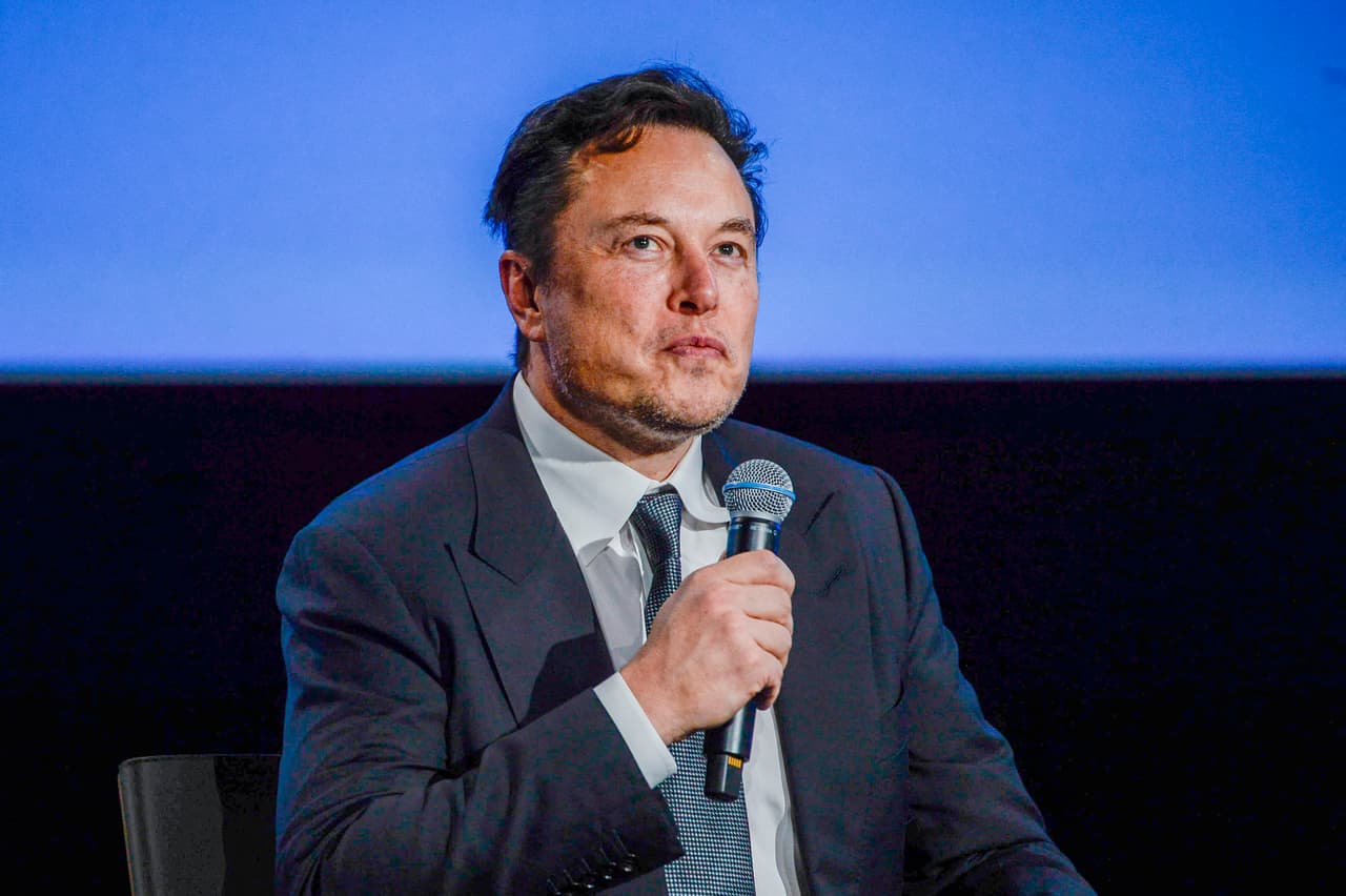 Cómo Elon Musk pasó de ser "la persona más rica del mundo" a la que más dinero ha perdido "en la historia"