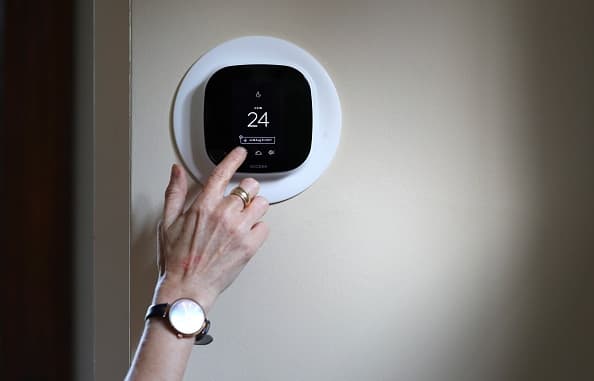 <b>Manténgase fresco</b>
<br>
<b>Permanezca en un lugar con <a href="https://www.univision.com/local/arizona-ktvw/consejos-para-ahorrar-energia-casa-temporada-de-calor-fotos">aire acondicionado</a></b> tanto como sea posible. Si su hogar no tiene aire acondicionado, vaya a un centro de enfriamiento, centro comercial o biblioteca pública. También puede tomar un baño con agua fría para refrescarse.