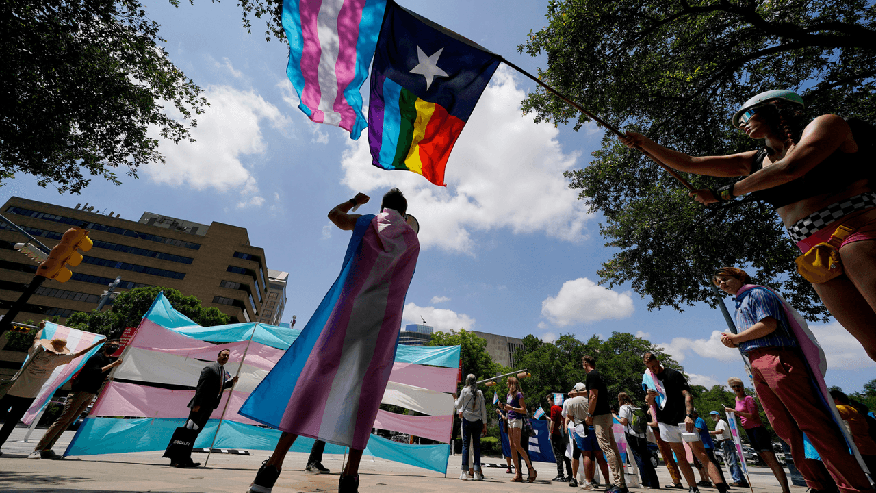 Pausan ley de Texas que prohíbe el tratamiento médico a menores transgénero; estado apela ante Suprema Corte