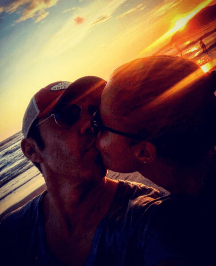 Aunque no sé sabe si las fotografías son recientes o fueron tomadas hace tiempo, lo cierto es que la pareja continúa disfrutando de su amor en medio de la pandemia por coronavirus.