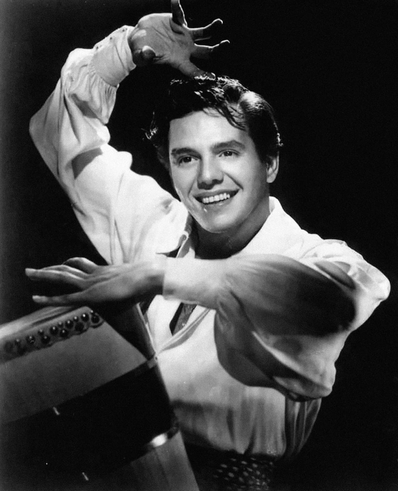 Desi Arnaz. Actor, escritor, productor y director de televisión. Fue el primer hispano en participar en una serie de televisión en Estados Unidos, ‘I Love Lucy’, junto a su esposa de entonces, Lucille Ball. Es corresponsable junto a Ball de la creación de esta comedia, una de las más destacadas de la televisión estadounidense, donde como actor interpretó el papel de ‘Ricky Ricardo’. Nació en Santiago de Cuba en 1917, se estableció en Miami en 1933 y murió en Hollywood, California, en 1986.