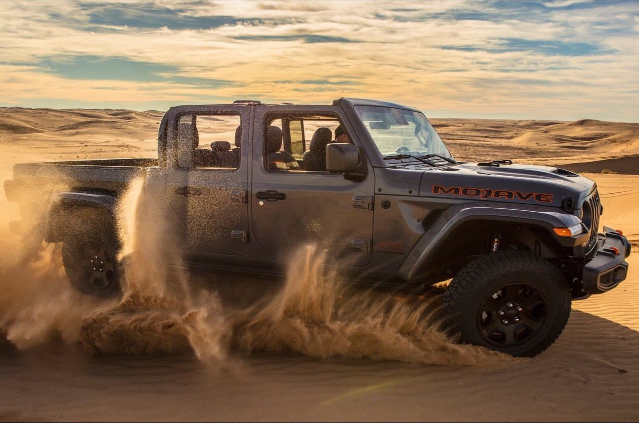 En el apartado estético, esta versión de la Gladiator se distingue por sus rines de 17 pulgadas envueltos en neumáticos Falken Wildpeak todoterreno, la toma de aire sobre el capó, las estriberas laterales y la placa protectora del motor en color plata.