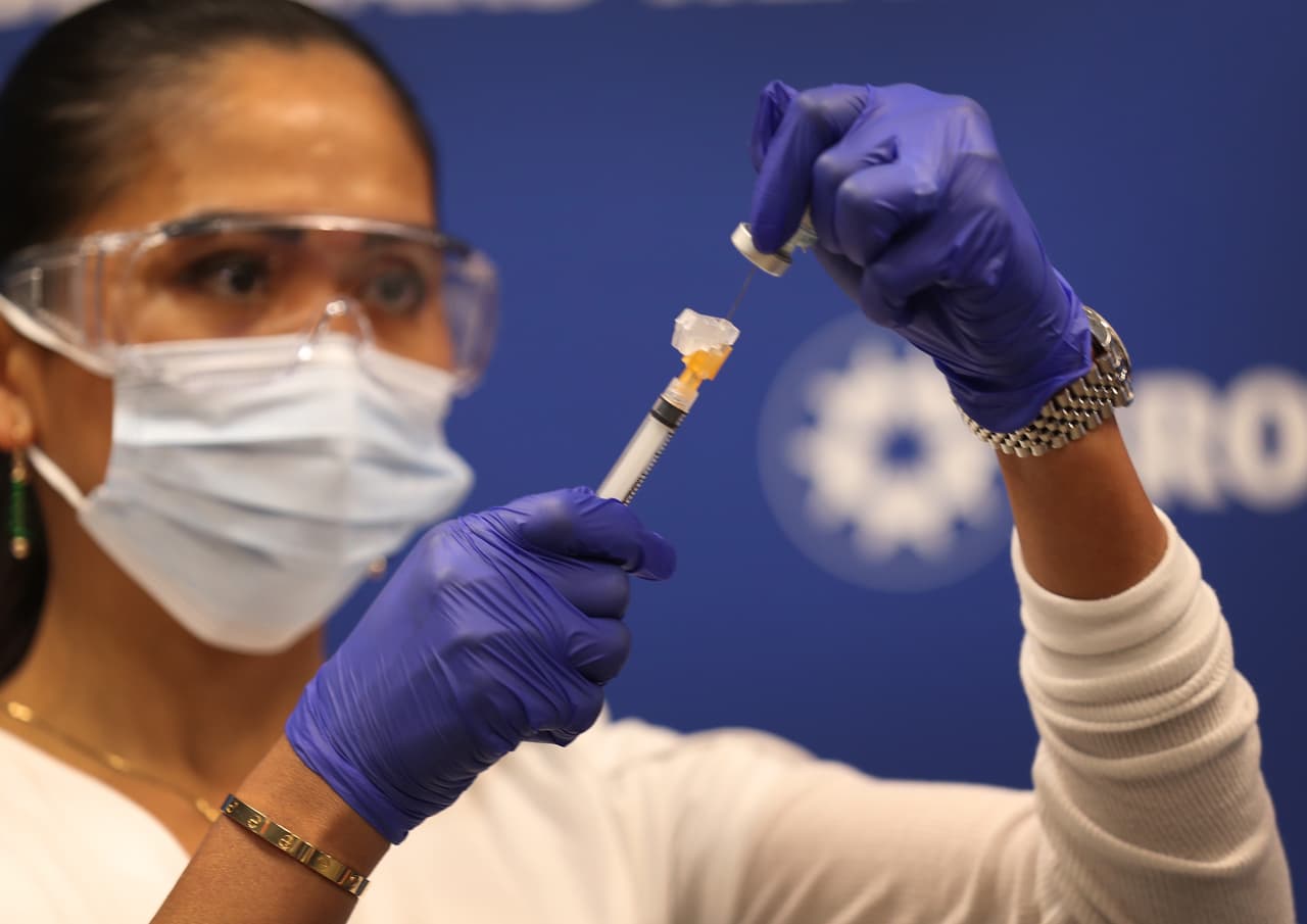 Cleveland Clinic dijo que vacunan a los mayores de 65 años, de lunes a viernes desde las 7:00 am hasta las 6:00 pm. Sin embargo en algunas locaciones ya no hay más citas disponibles. 
<a href="https://my.clevelandclinic.org/landing/covid-19-vaccine/florida" target="_blank">Para tener más información presione aquí. </a>