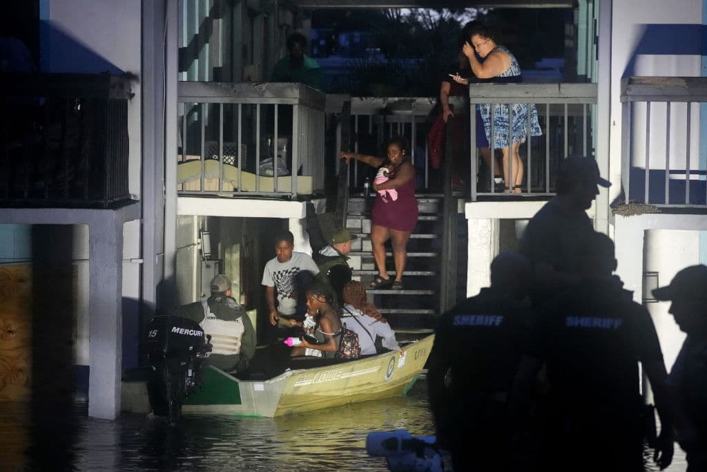 <h3 class="cms-H3-H3">Condado Hillsborough</h3>
<br>
<br>En el área de Tampa
<b><a href="http://uni.vi/WKTV105Lxgk" target="_blank"> se reportaron 508,000 hogares sin electricidad</a></b>.
<br>
<br>Además, la policía de Tampa 
<b>reportó el rescate de 15 personas</b> de un hogar que fue dañado por la caída de un árbol.
<br>
<br>También se reportaron varias líneas eléctricas caídas e inundaciones en varias calles.
<br>
<br>
<b>El aeropuerto de Tampa permanece cerrado y se encuentran evaluando los daños</b>.