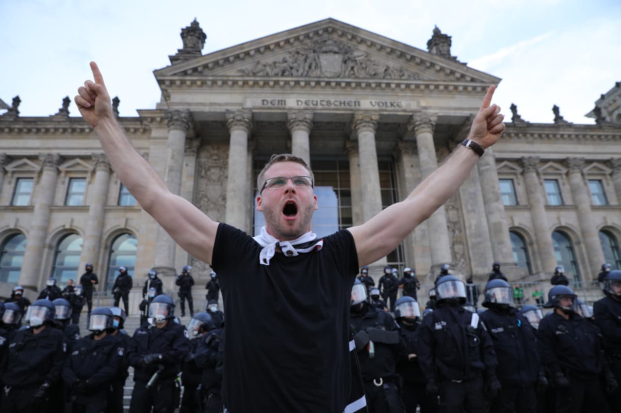 La policía solicitó miles de oficiales adicionales de otras partes del país en anticipación a la protesta del sábado. No es la primera manifestación de este tipo en Alemania, hace unas semanas hubo una similar que atrajo a unas 17,000 personas.
