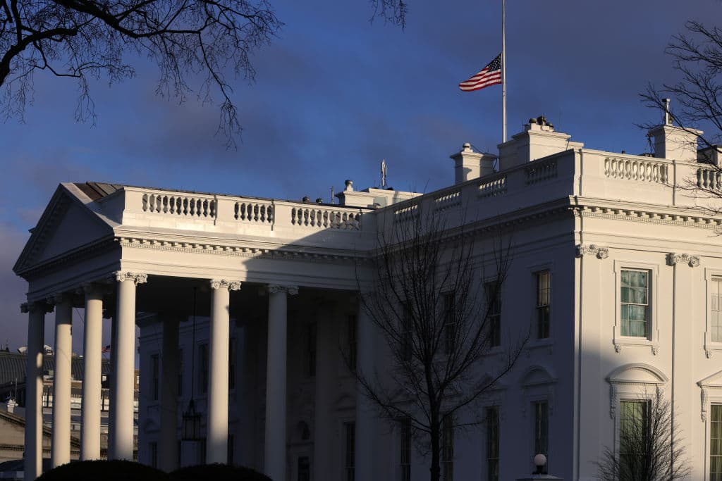 Antes de su discurso, el presidente 
<b>Biden</b> ordenó que las banderas en propiedad federal permanecieran a media asta en señal de luto por los fallecidos debido a la 
<a href="https://www.univision.com/temas/coronavirus">pandemia</a> hasta el atardecer del viernes 26 de febrero. La fotografía muestra la bandera en la 
<b>Casa Blanca</b> la tarde de este lunes.