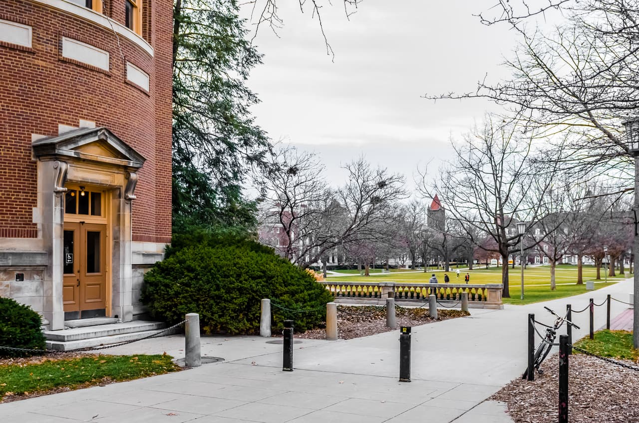 <h3 class="cms-H3-H3">18. Champaign-Urbana, Illinois</h3>
<br>
<br>👟 
<b>Media de edad:</b> 31.2 años.
<br>
<br>👟 
<b>Población que asiste a la universidad: </b>21.0%
<br>
<br>👟 
<b>Población menor de 18 años: </b>22.5%
<br>
<br>👟
<b> Población mayor de 65 años: </b>13.1%
<br>
<br>👟
<b> Población:</b> 226,418 habitantes.
<br>