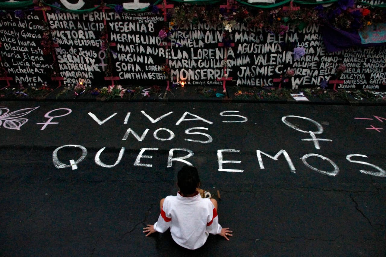 <b>“Vivas nos queremos”</b>, uno de los mensajes vistos en un acto donde un grupo de mujeres escribió los nombres de las víctimas de feminicidio en una valla metálica que fue colocada alrededor del Palacio Nacional de Ciudad de México y que ha generado fuertes críticas. El presidente de ese país, Andrés Manuel López Obrador, dijo el sábado que la medida no se tomó por miedo sino para prevenir eventos de violencia entre las mujeres que manifiestan y la policía.