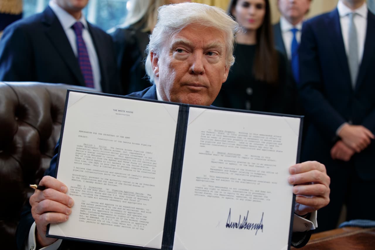 Orden ejecutiva de Trump impide el acceso de indocumentados a beneficios para los cuales ya no califican