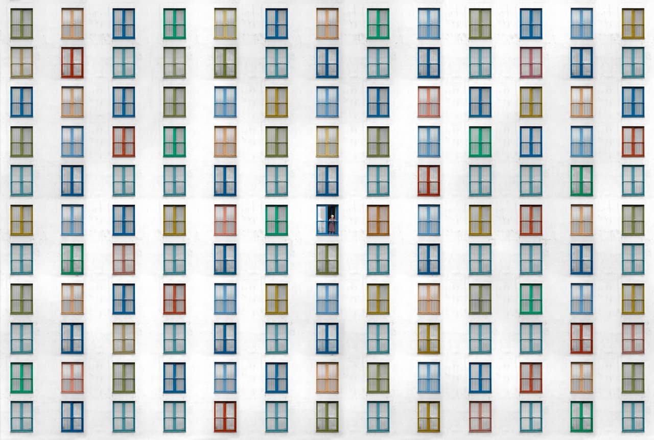 <b>‘Lona/Biala’</b>
<br>
<br>Primer lugar en la categoría ‘arquitectura y espacios urbanos’. Según el premio, esta serie de imágenes “no representan edificios completos sino solo una parte de las fachadas elegidas por el autor para acentuar la simetría y la geometría modular de las estructuras”. 
<br>