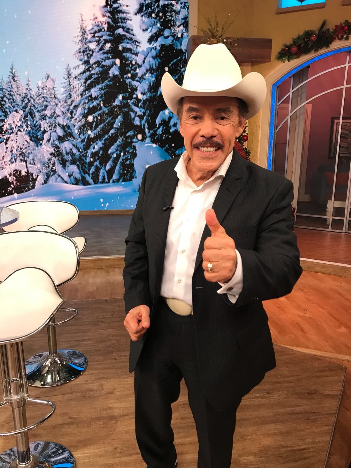 Al ser cuestionado acerca de la reacción que ha tenido su esposa por la presencia del menor, Pedro Rivera comentó: "Ella no (lo acepta). De hecho, cuando sabe que va a ir Juan Carlos a algún lugar, ella no va [...]".