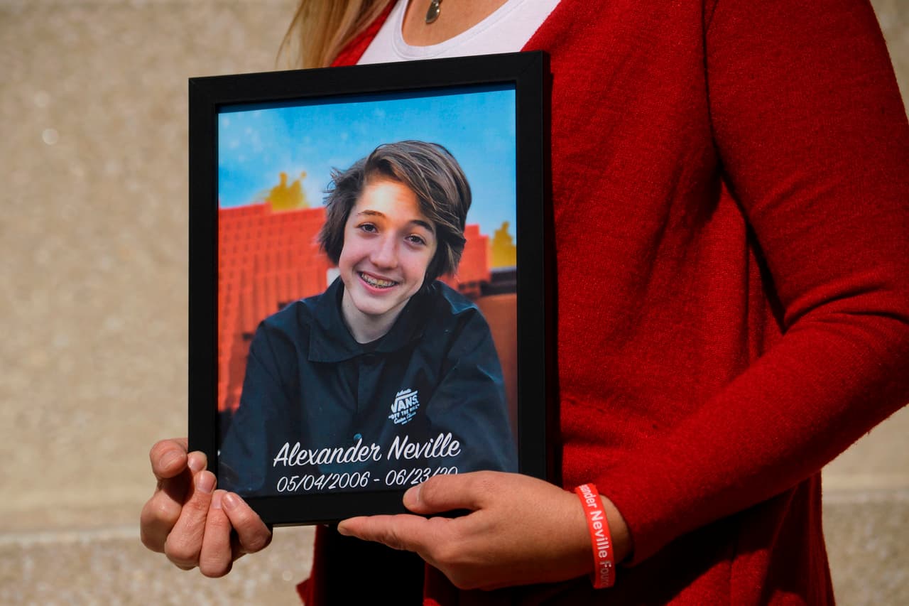 Los casos de muertes por fentanilo en California aumentaron drasticamente con el inicio de la pandemia. Amy Neville sostiene un retrato con una foto de su hijo Alexander Neville, quien murió en junio de 2020 a la edad de 14 años por envenenamiento con fentanilo.