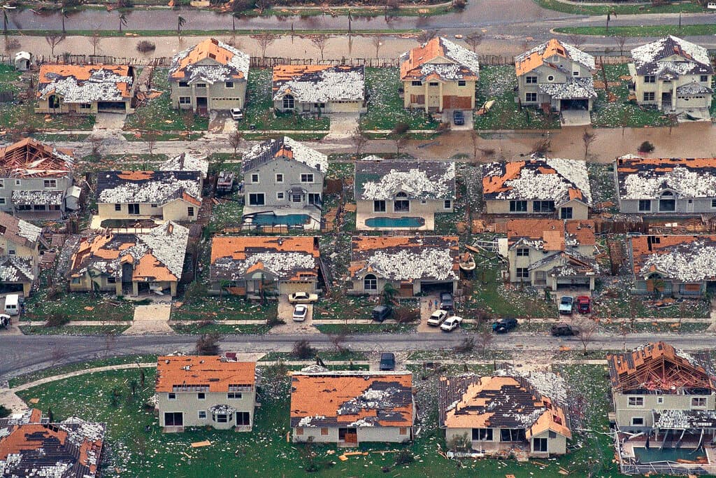 Esta foto de archivo del 25 de agosto de 1992 muestra filas de casas dañadas entre Homestead y Florida City, Florida.