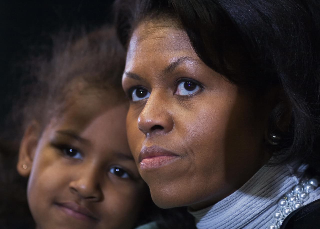 Durante un 
<a href="https://www.theguardian.com/world/2007/feb/10/barackobama">acto de campaña</a> de Barack Obama en marzo de 2007, Michelle pareció preocuparse más por escuchar atentamente a su esposo sobre cómo deseaba transformar a la nación, luciendo un
<b> maquillaje muy ligero y casi imperceptible</b>. Llevaba un leve delineado en la parte inferior de las pestañas y un poco de iluminador debajo de las cejas. 
<b>Destacó sus labios con un lipstick rosado. </b>