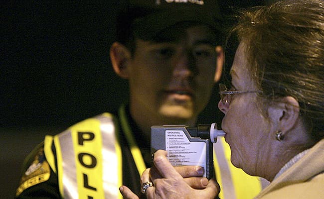<u><b><a href="http://www.capitol.state.tx.us/tlodocs/85R/billtext/pdf/HB03016F.pdf#navpanes=0%20"><h3 class="cms-h3-H3">Antecedentes criminales</h3></a></b></u>
<br>Las personas condenadas por una infracción menor, como un DUI con un nivel de alcohol en la sangre inferior a 0.14, podrán solicitar que su información no sea pública siempre y cuando se cumpla con la condena impuesta.