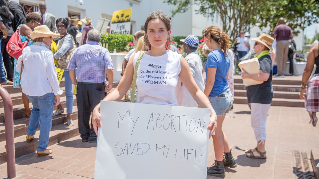 "Un aborto me salvó la vida", dice esta joven que viajó desde Tenessee hasta Montgomery para protestar en contra de la legislación. Asegura que cuando se sometió al procedimiento lo hizo en medio de una relación abusiva que finalmente pudo abandonar.