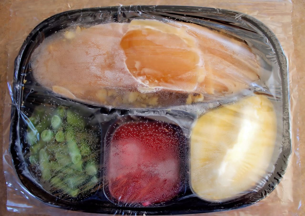 <b>Cenas para el microondas (frozen dinners).</b> Las 
<a href="https://www.univision.com/noticias/nutricion/alimentos-congelados-cuales-si-y-cuales-no">comidas procesadas congeladas</a> suelen contener grasas trans no solo para conseguir que los alimentos no pierdan su textura, sino también para darles un toque más jugoso.