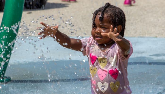 <b>¿Qué es un spraygound? </b>Los terrenos de pulverización también se conocen como "parques acuáticos" o "plataformas de salpicaduras". Son un espacio de juego recreativo diseñado para juegos acuáticos interactivos. Los aerosoles tienen poca o ninguna agua estancada. Permiten que los niños corran y jueguen en un entorno divertido, seguro e inclusivo.
