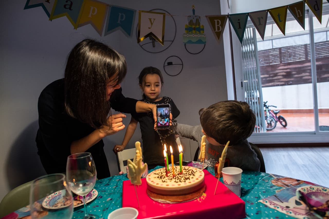 La decisión fue “
<b>un castigo a todos los miembros de la familia</b>”, dijo Hoyos, ya que tanto las personas con seguro social, como las que portan un ITIN pagan impuestos, pero a ellos no se les entregó ni la ayuda individual y ni la ayuda por hijos.