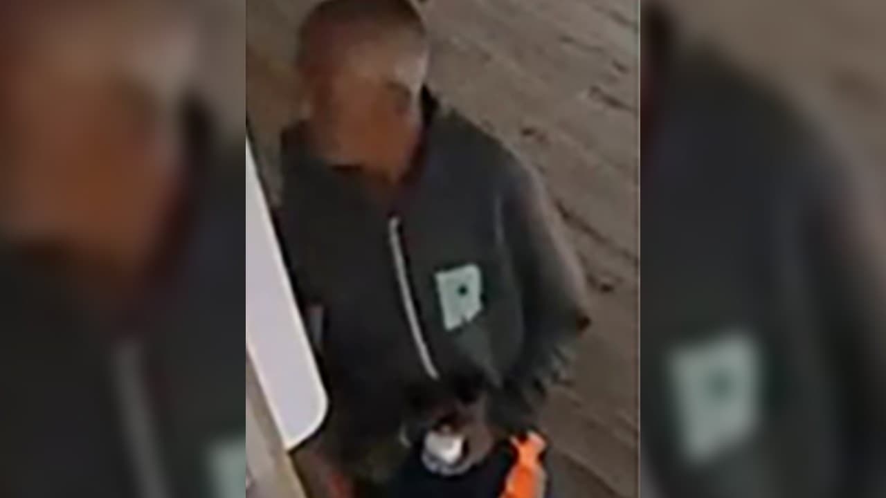 Douglas Irvin Kaufman, de 56 años, fue arrestado el 2 de septiembre en relación con una docena de delitos en Pico Boulevard, incluidos seis incidentes de vandalismo y otros seis robos. Los detectives de LAPD dicen que lo identificaron en relación con los crímenes que comenzaron el 22 de agosto.