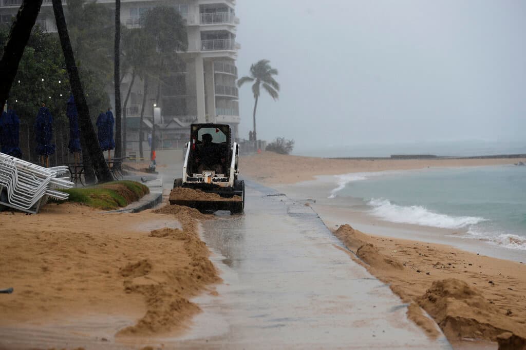 Una potente 
<b>tormenta acompañada de fuertes vientos y lluvias extremadamente intensas azotó a Hawaii el lunes</b>, anegando caminos y derribando árboles y líneas de electricidad. Las autoridades advirtieron que las condiciones podrían empeorar y se esperan inundaciones "peligrosas" y "catastróficas" en algunas áreas. Revisa: 
<a href="https://www.univision.com/noticias/meteorologia/que-hacer-antes-durante-y-despues-en-caso-de-inundaciones">¿Qué hacer en una inundación?</a>