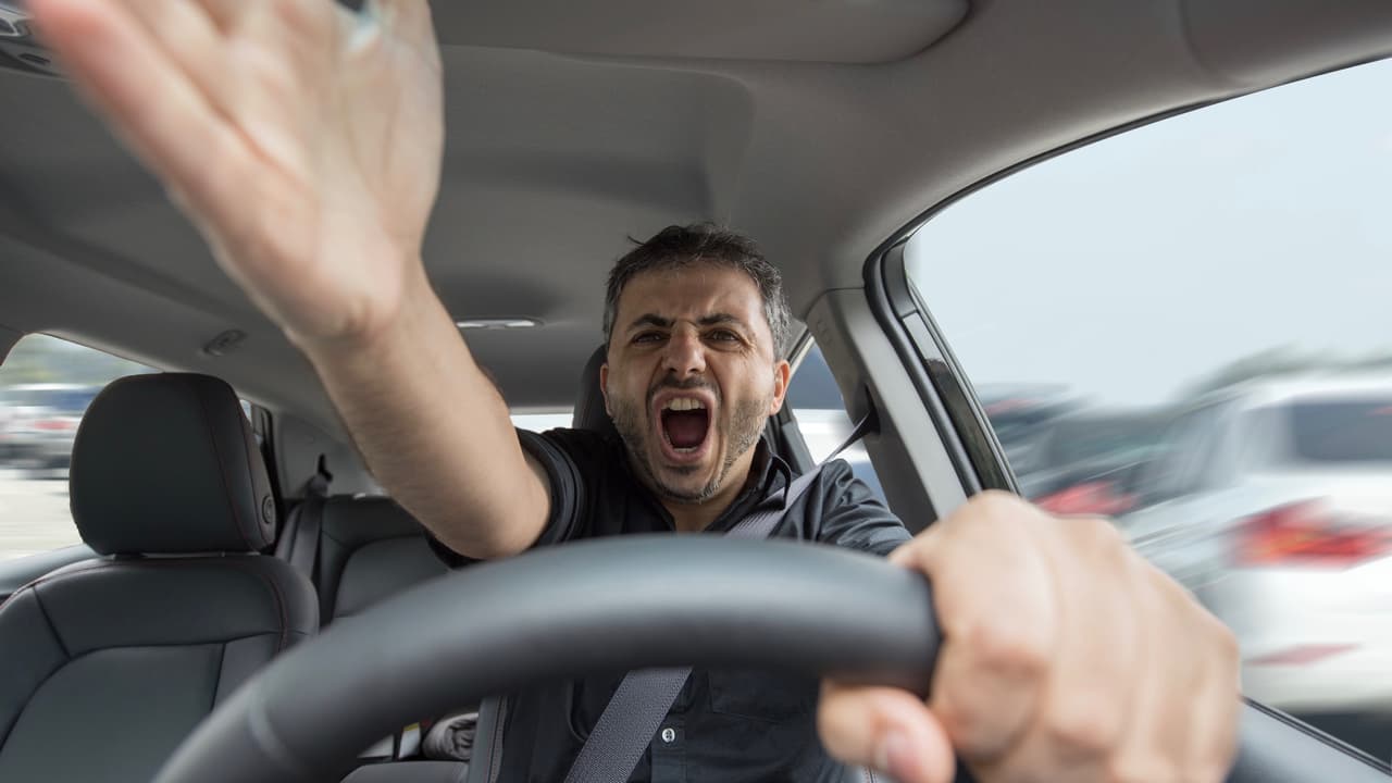 Son muchas las causas que hacen que una persona muestre un 
<b>comportamiento agresivo</b> al manejar un automóvil. Las mismas pueden deberse a condiciones propias de cada persona, así como a factores externos que pueden ir desde circunstancias personales hasta los atascos de tránsito cada vez más frecuentes en las autopistas y calles del país. Lo que es común para todos los conductores agresivos son las consecuencias de su comportamiento. La agresividad detrás del volante no solo 
<b>arriesga la seguridad del conductor y la de quienes lo rodean</b>, sino que también todos esos frenazos, acelerones violentos y exceso de velocidad que caracterizan el manejo agresivo, tienen una consecuencia directa en el consumo de combustible, y por lo tanto en su bolsillo.
<br>
<br>Un estudio de la organización 
<b><a href="https://www.gasbuddy.com/NewsRoom/PressRelease/761?fvm=1" target="_blank">GasBuddy</a></b>, una organización dedicada a la recolección de datos para asistencia al conductor, reveló que el comportamiento agresivo puede costarle a un conductor hasta 477 dólares adicionales en combustible, sin contar con el degaste adicional y posibles daños a su vehículo. Según el estudio los viernes son los días con más incidencias de agresividad, mientras que los miércoles son los días más calmados,
<br>
<br>El estudio de GasBuddy también reveló cuales son las 
<b>ciudades con los conductores más agresivos en Estados Unidos</b>. Conócelas.
<br>