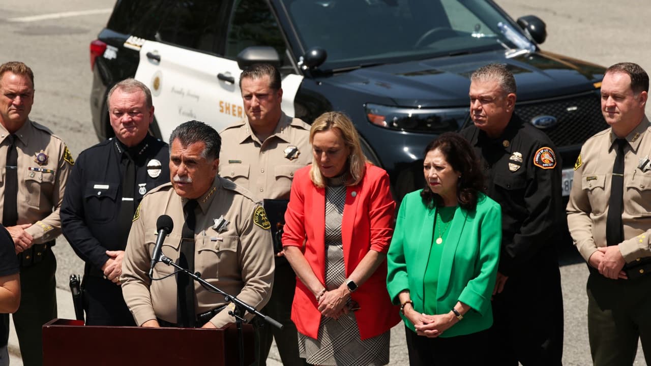 Sheriff de Los Ángeles confirma tres agentes muertos tras explosión en instalación de entrenamiento