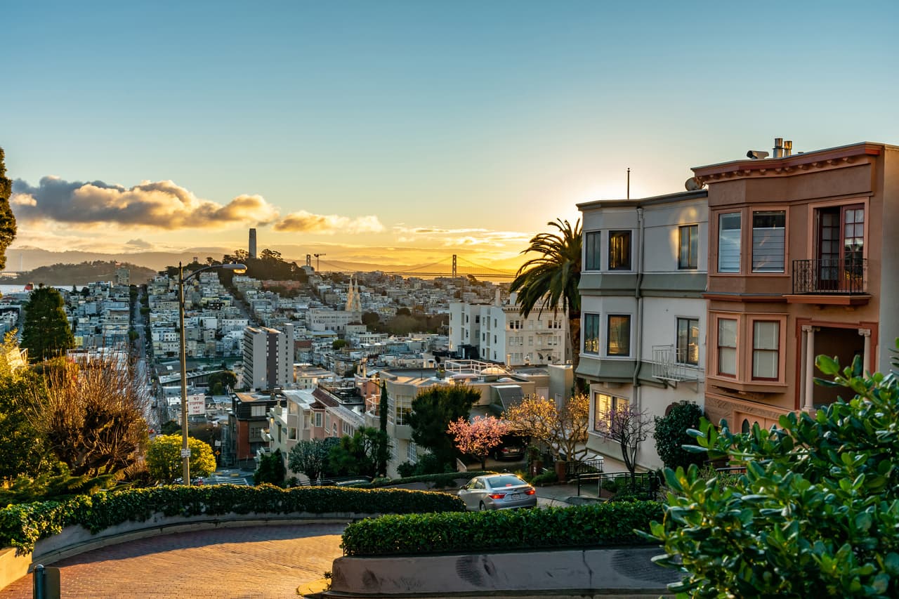 <h3 class="cms-H3-H3">22. California</h3>
<br>
<br>🏘️ Población: 39,237,836 habitantes.
<br>
<br>🏘️ Esperanza de vida: 81.0 años.
<br>
<br>🏘️ Ingreso promedio por familia: $84,907
<br>
<br>🏘️ Valor promedio de la vivienda:$648,100
<br>
<br>🏘️ Costo de la vida representado como el porcentaje del total del ingreso promedio por familia: 21.0%
<br>
<br>🏘️ Tasa de desempleo (agosto 2022): 4.1%
<br>
