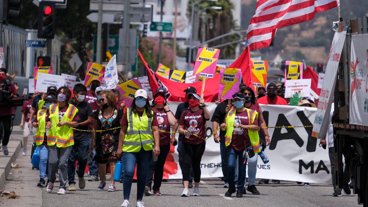 Leticia Gutiérrez, de Boyle Heights, afirmó que marchó “para apoyar 
<b>a los inmigrantes, que son la columna vertebral de esta economía”</b>, una consigna común entre los manifestantes.