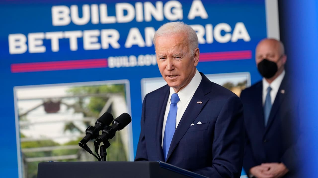 Este programa, financiado por la ley de infraestructura aprobada en noviembre, proporcionará $27,000 millones a los estados, así como a Washington DC, Puerto Rico y a las tribus nativas, durante los próximos cinco años para reparar los puentes existentes en sus territorios y construir otros nuevos. "Esto es de enorme importancia para el país", dijo el presidente Joe Biden desde la Casa Blanca.