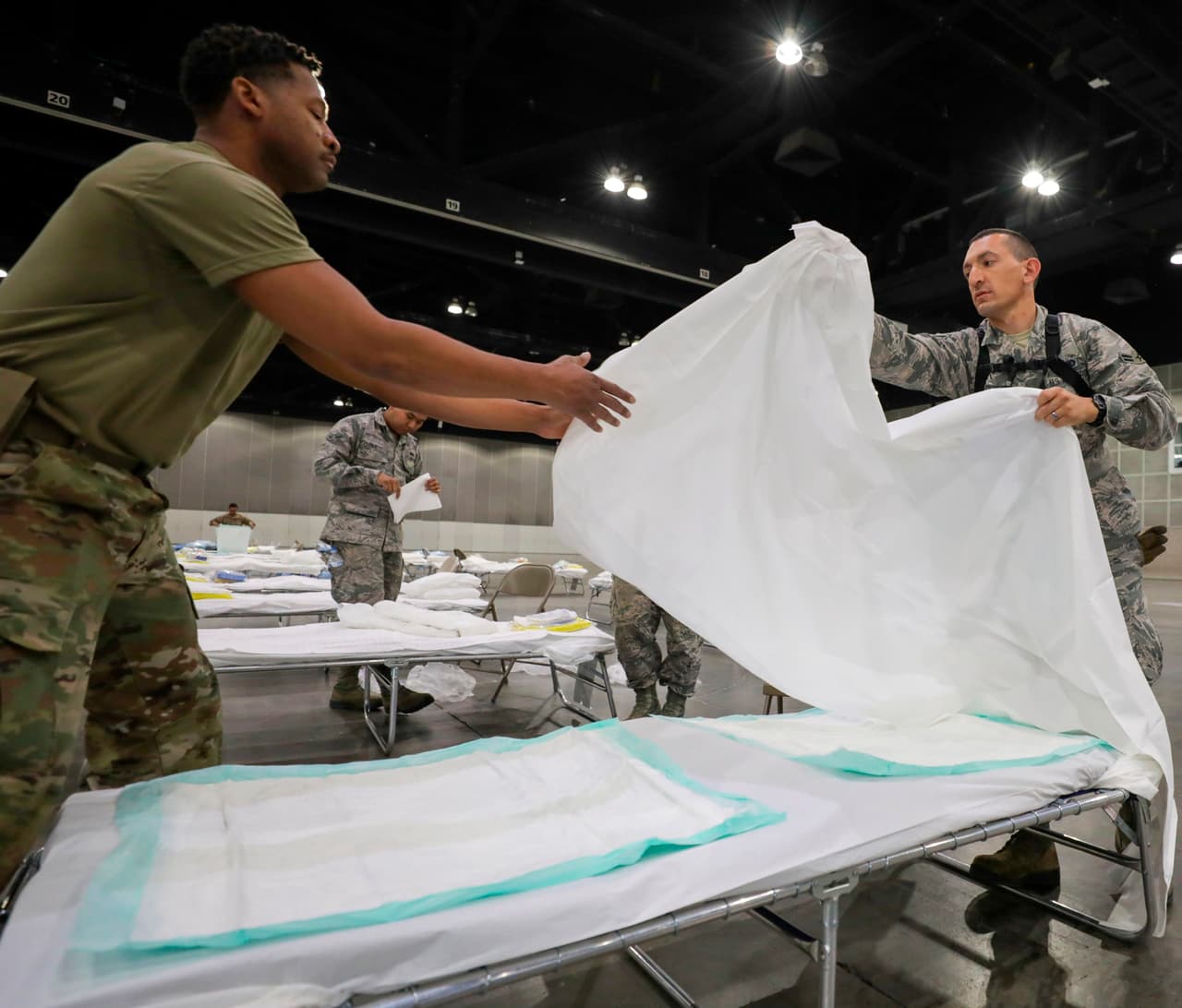 <b>Un hospital provisional en Los Ángeles.</b> Soldados de la Guardia Nacional durante la instalación de un centro para la atención de pacientes con coronavirus en el centro de convenciones de Los Ángeles, California.