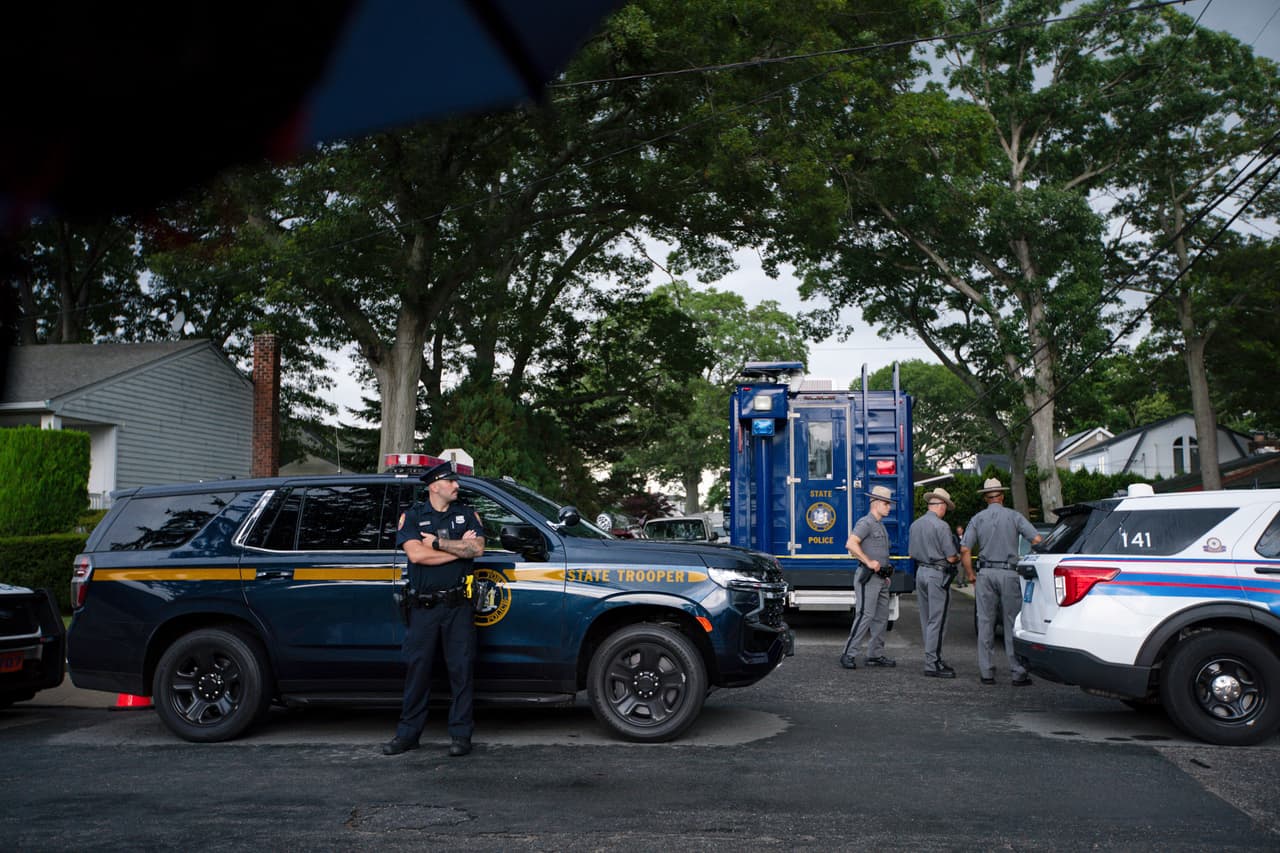Oficiales de distintos departamentos ocupan los alrededores de la casa de Rex Heuermann en Massapequa Park.