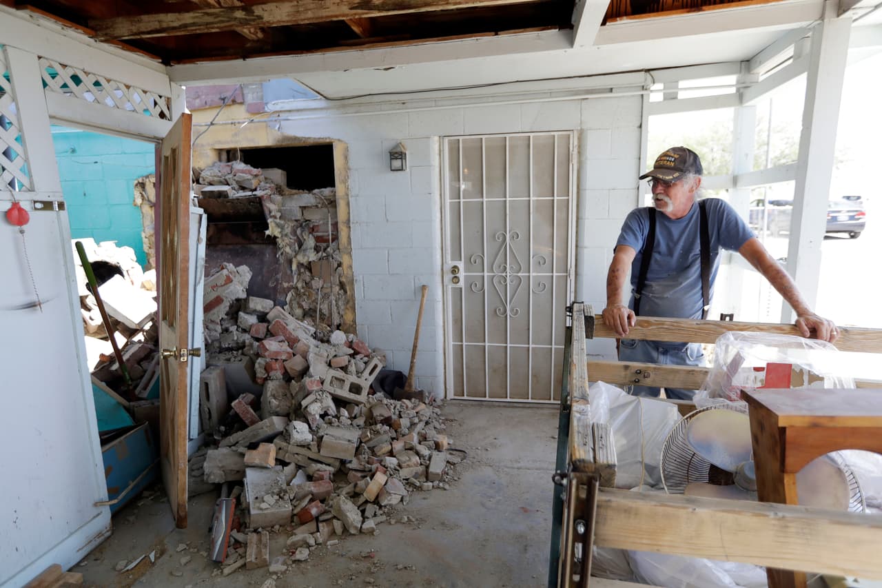 Sin embargo, en cuanto a daños estructurales, se reportaron inicialmente unas 3.000 viviendas sin electricidad, destrozos en un parque de casas rodantes, fugas de gas, rotura en las vías locales, y locales comerciales, en donde alimentos y bebidas volaron de las estanterías durante el fuerte movimiento.
<br>